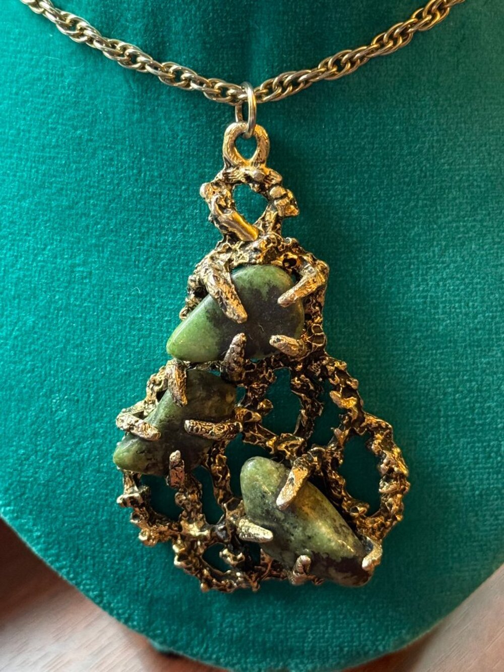 1970s Vintage Brutalist Agate and Metal Necklace in Gold Tone - Picture 2 of 5